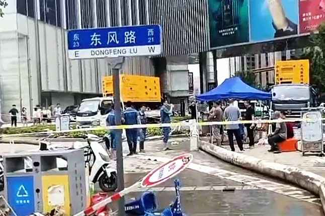 珠海殷伟绿色清洁服务有限公司排涝突击队在排涝现场
